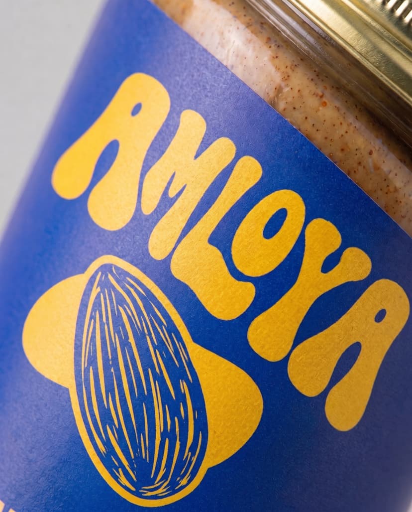 Gros plan sur l'étiquette bleu majorelle du pot AMLOYA